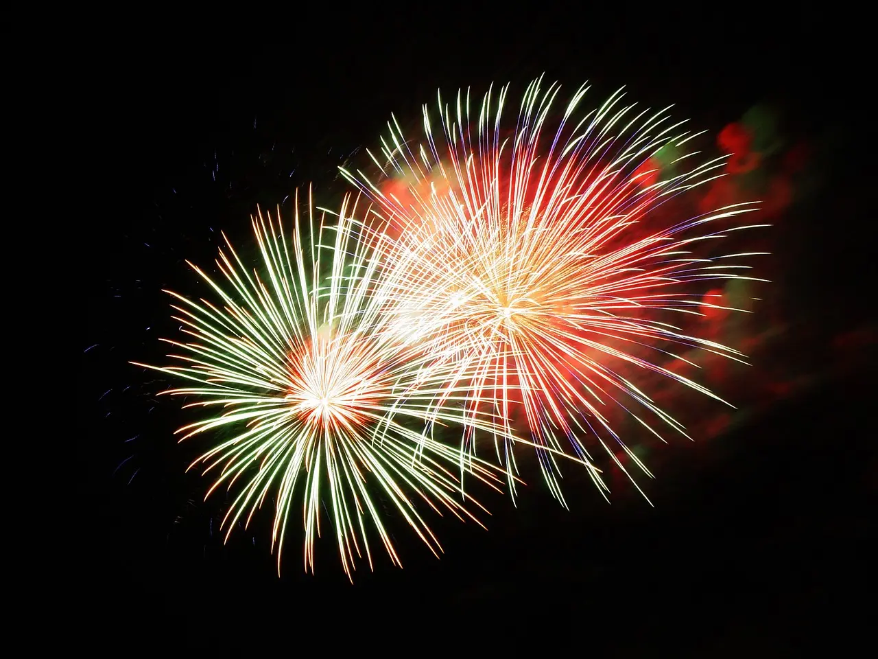 Feuerwerk vor schwarzem Hintergrund